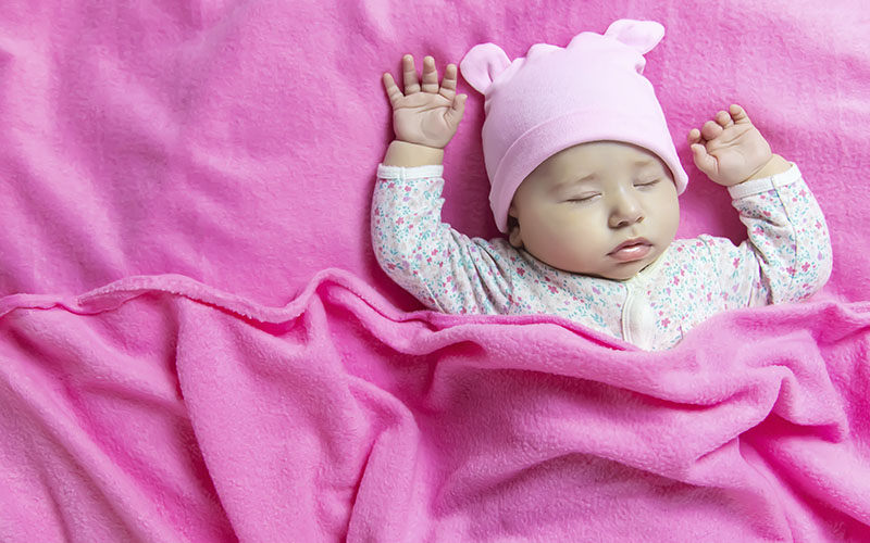 Os cuidados a ter para que os bebés recém-nascidos durmam mais e