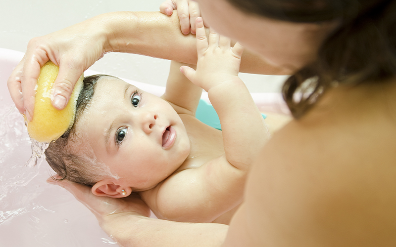 Saiba como dar banho em recém-nascido