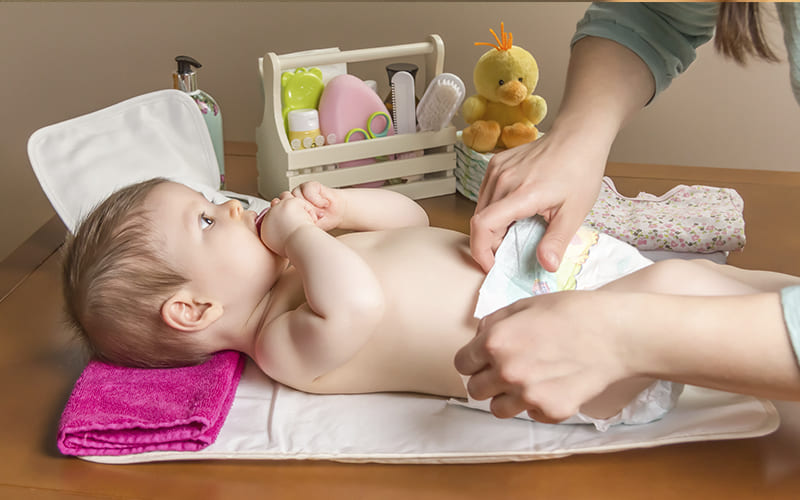 Como colocar fralda em bebê