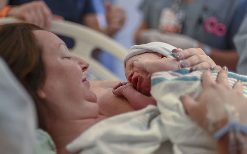 Cuidados imediatos com o recém-nascido na sala de parto