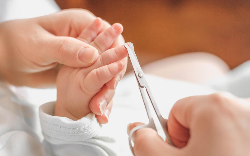 Como cortar a unha do bebê